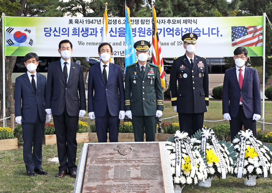 A ceremony unveiling a plaque for 12 graduates of the United States Military Academy who were killed in action during the 1950-53 Korean War takes place at West Point Memorial Park inside the Korea Military Academy (KMA) in Seoul on Friday. From left: Lee Seong-choon, director-general of the Seoul regional office of the Ministry of Patriots and Veterans Affairs; Gen. Choi Byung-hyuk, chief vice president of the KDVA-Korea chapter; Maj. Gen. (Ret.) Lee Seo-young, president of the KDVA-Korea Chapter; Lt. Gen. Kim Jeong-soo, president of the KMA; Major Gen. Patrick Matlock, assistant chief of staff for operations of the United Nations Command, ROK/U.S. Combined Forces Command, and United States Forces Korea; and Han Byung-wook, business team leader of the Korea JoongAng Daily. [PARK SANG-MOON]