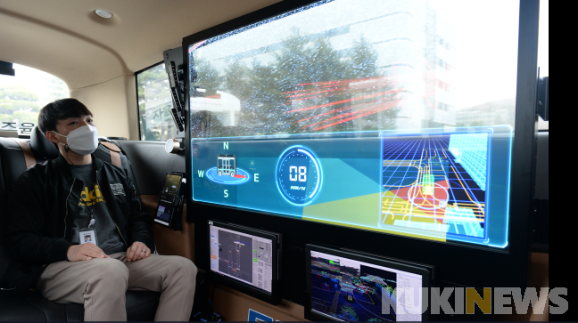 ETRI가 개발한 운전석이 없는 자율주행 셔틀버스인‘오토비’.