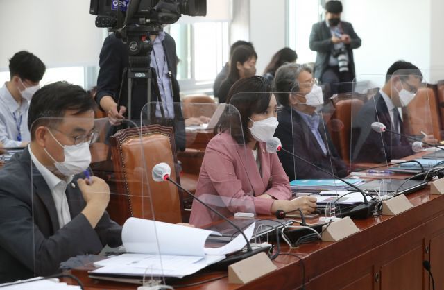 국민의힘 전주혜 의원(왼쪽 두번째)이 26일 서울 여의도 국회에서 열린 언론중재법 8인 협의체 회의에서 발언하고 있다. 국회사진기자단