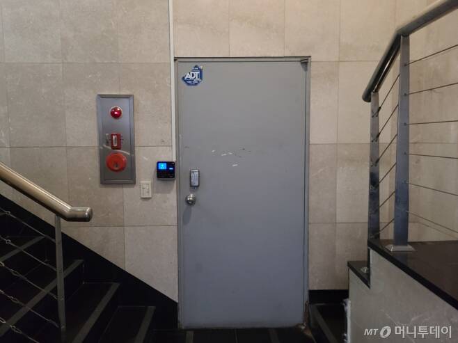지난 23일 오후 2시쯤 장씨의 1인 레이블 '글리치드 컴퍼니' 사무실이 있는 것으로 알려진 서울 강남구 신사동 한 빌딩 지하에는 다른 기획사 연습실이 있었다. /사진 = 하수민 기자