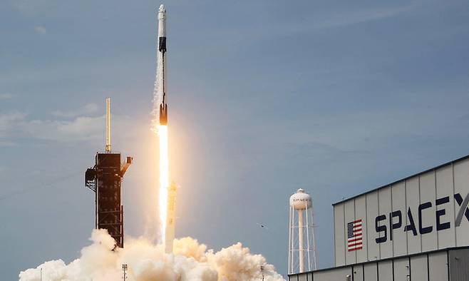 지난해 5월30일 미국 플로리다주 케네디 우주 센터에서 스페이스X의 우주선 펠컨9이 발사되고 있다. 연합뉴스