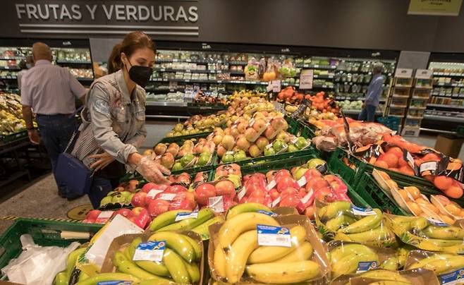 스페인 한 슈퍼마켓에 과일들이 비닐로 포장돼 있는 모습. 엘파이스 캡처