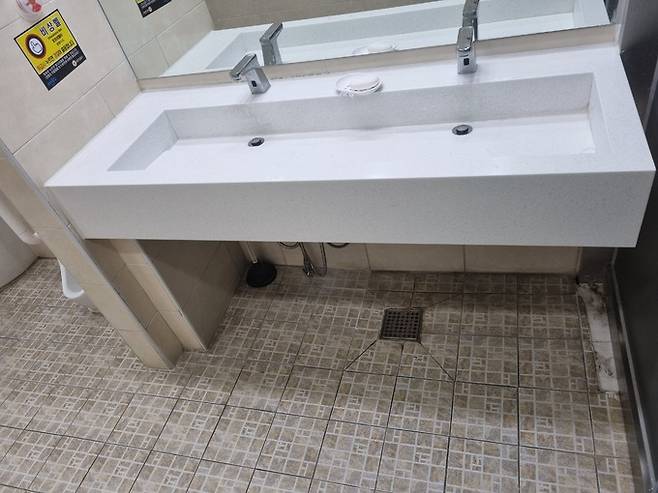 마포구 망원2동주민센터 1층 화장실 세면대에 수평 손잡이가 설치돼 있지 않은 모습.
