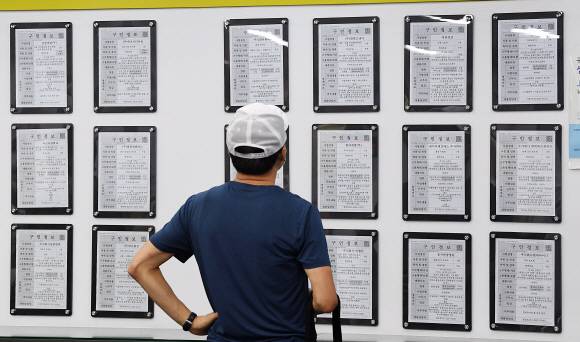 30대 취업자 18개월 연속 감소… “내 일자리는” - 23일 서울 마포구 서울서부고용복지플러스센터에서 한 구직자가 구인정보 게시판을 살펴보고 있다. 통계청에 따르면 지난달 30대 취업자는 1년 전보다 8만 8000명 감소한 520만명에 그쳤으며, 2020년 3월부터 18개월 연속 전년 같은 달 대비 감소세를 이어갔다.오장환 기자 5zzang@seoul.co.kr