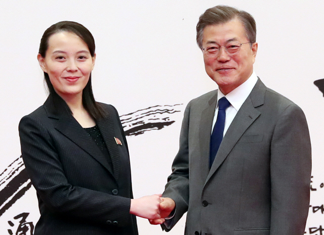 김여정(왼쪽) 북한 노동당 부부장과 문재인 대통령