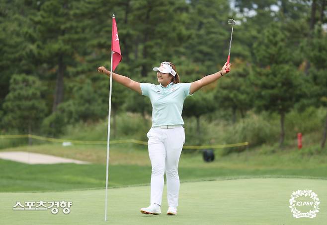 유해란이 26일 경기도 안산 대부도 아일랜드CC에서 열린 KLPGA 투어 엘크루 TV조선 프로 셀러브리티 최종일 두번째 연장전에서 우승 퍼트를 넣은 뒤 두 팔을 치켜들며 환호하고 있다. ㅣKLPGA 제공