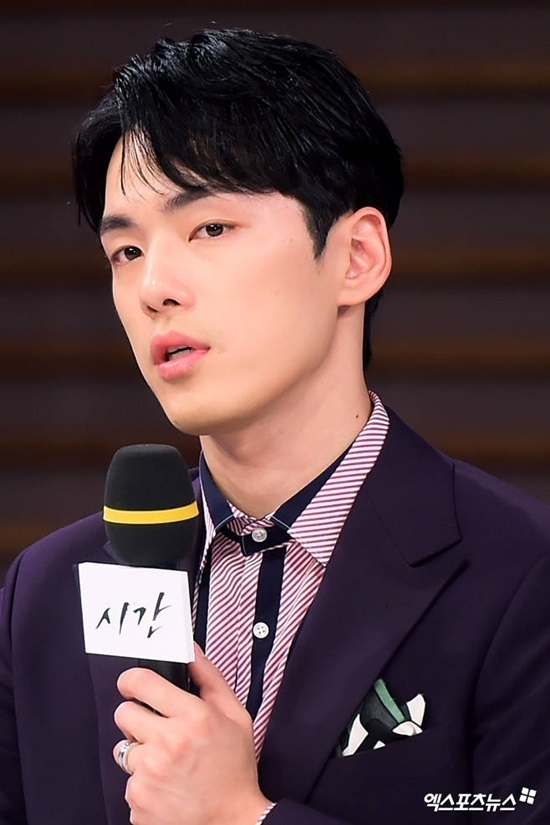 Kim Jung-hyun first revealed his feelings on his SNS after the controversy over his dispute with his former agency and the exposure of the Messenger conversation with his past lover, Seo Ye-ji, through his instagram on the 25th.Kim Jung-hyun said, I am sorry if there is a person who is uncomfortable with me writing.I have been encouraged to convey my heart to those who have tried and prayed for me. I reflect on my failure to take responsibility for one choice, and I admit that I was busy blaming someone and that I was not healthy on my own.This article is also a reflection statement that I write myself, he said indirectly, referring to the controversy over the late attitude.Kim Jung-hyun said, No matter what I have to pay back and what I have to approach the public, there is nothing I can do but smoke. He said that he was nested in the new company KahaaniJessie JFord Motor Company.He then thanked the fans and bowed his head once again with an apology.On the 24th, the day before Kim Jung-hyun opened his mouth, KahaaniJessie JFord Motor Company, which belongs to Actor Kim Tae-hee, Seo In-kook, Yoo Seung-ho and Lee Wan, reported on the signing of the exclusive contract with Kim Jung-hyun.At the time, KahaaniJessie J said, I was paying attention to the talent of Kim Jung-hyun as an actor.We have sincerely talked and built trust with each other for a long time since we learned that Kim Jung-hyun is continuing his own moves.Kim Jung-hyun was in an exclusive contract dispute with his former agency O & Entertainment in April, when he explained his enthusiasm with Actor Seo Ji-hye.Here, the filming of Drama Time three years ago and the unfaithful attitude at the time of the production presentation were reexamined and controversial.Also, the Messenger conversation with Seo Ye-ji, who was a lover at the time of Time shooting, was revealed and the controversy was added.A series of reports quoting a Time field official at the time of the controversy also emerged, revealing that Kim Jung-hyun had lunged at the Time crew and fellow actors.Kim Jung-hyun apologized for his work three years ago late through a public relations agency.Photo = DB