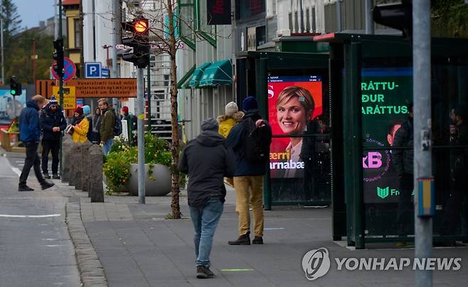 아이슬란드 수도 레이캬비크의 버스 정류장에 내걸린 총선 포스터 [AFP=연합뉴스]