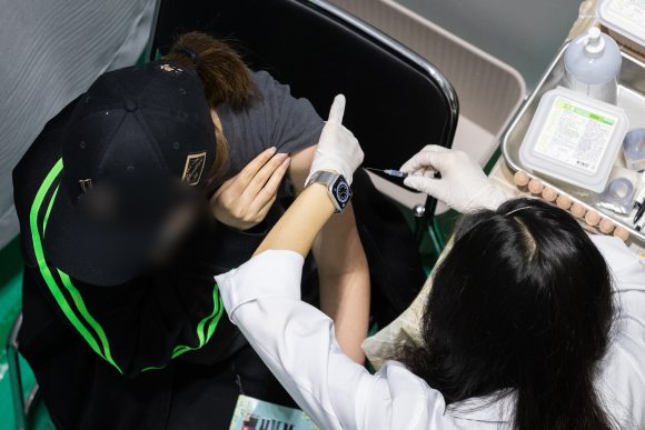 27일 서울 서대문구 북아현문화체육센터에 마련된 백신예방접종센터에서 예방접종이 진행되고 있다. [사진=뉴스1]