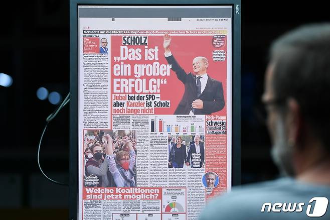 독일 총선이 2021년 9월 26일 실시된 가운데, 신문 빌트지 인쇄판의 한 페이지에 올라프 숄츠 사민당 당수 겸 총리 후보자의 모습이 담겨 있다. © 로이터=뉴스1 © News1 최서윤 기자