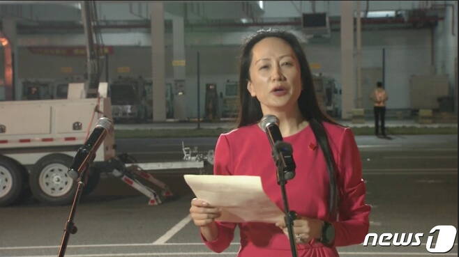 25일 선전 바오안 공항에 도착해 귀국성명을 발표하고 있는 멍완저우 © 로이터=뉴스1 © News1 박형기 기자