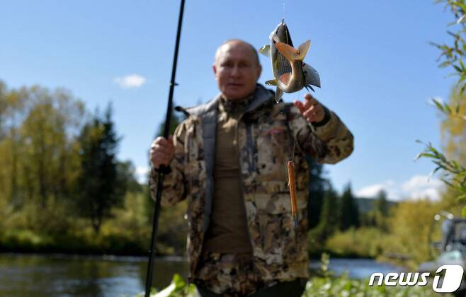 블라디미르 푸틴(69) 러시아 대통령이 시베리아 타이가숲 일대에서 낚시를 즐기고 있다. © AFP=뉴스1