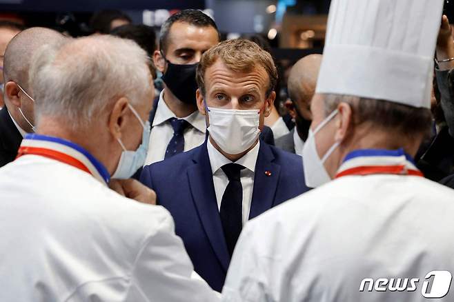 27일 리옹에서 열린 '국제호텔외식산업 및 식품박람회' 현장을 찾은 에마뉘엘 마크롱 프랑스 대통령. © AFP=뉴스1
