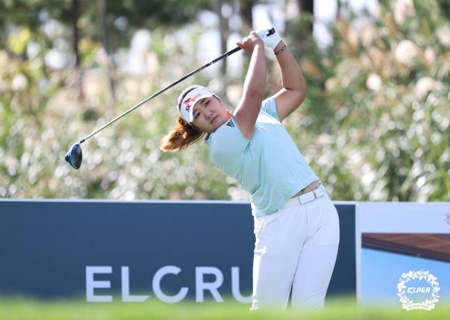 유해란이 엘크루-TV조선 프로 셀러브리티 2021 마지막 라운드에서 티샷을 날리고 있다. 제공|KLPGA