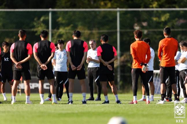 파울루 벤투 축구대표팀 감독이 선수들에게 이야기를 하고 있다.제공 | 대한축구협회