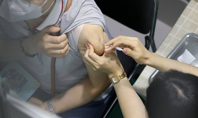 코로나19 신규 확진자가 2383명으로 집계된 27일 오전 서울 서대문구 북아현체육문화센터에 마련된 코로나19 백신예방접종센터를 찾은 시민들이 백신 접종을 받고 있다.  2021.09.27/뉴시스