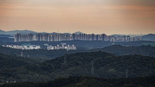 27일 경기도 파주시 접경지역에서 바라본 서울 방면에서 운정신도시 아파트들이 성벽처럼 군집을 이루고 있다. <연합뉴스>