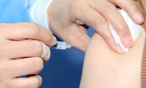 시민이 코로나19 백신을 접종받고 있다. /사진=뉴스1