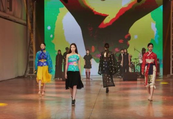 ▲지난해 비대면으로 열린 '2020 한·아세안 패션위크' 메인 패션쇼에서 모델들이 워킹을 하고 있다. /사진=부산시