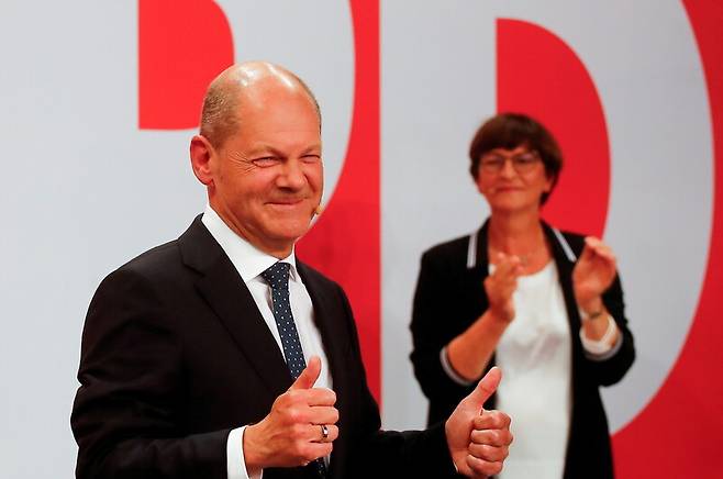 올라프 숄츠 독일 사회민주당 총리 후보가 26일 자당이 앞선 출구조사 결과를 접한 뒤 웃고 있다. 베를린/로이터 연합뉴스