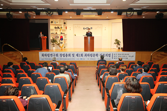 지난 25일 열린 '제1회 최하림 문학제'에서 박우량 신안군수가 축사를 하고 있다. [사진=신안군청]