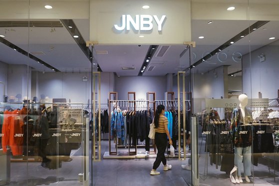 중국 저장성 항저우 한 쇼핑몰에서 한 고객이 중국 패션 브랜드 JNBY 매장을 방문하고 있다. 연합뉴스
