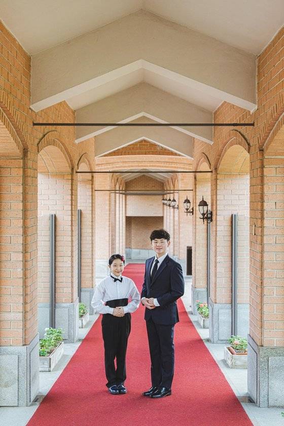 현지용(서울 가곡초 6·왼쪽)·이용민(경기도 화성금곡초 6) 학생모델이 서울시 강서구 소재 메이필드 호텔 서울을 찾아 호텔리어의 세계에 대해 알아봤다.