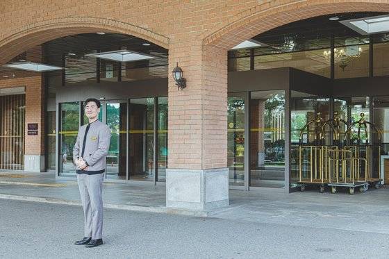 도어맨과 벨맨·컨시어지는 호텔을 방문한 고객에게 필요한 정보와 서비스가 무엇인지 먼저 파악해야 한다.