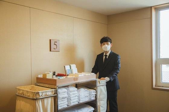 객실 관리팀은 하우스 키핑을 담당하는 하우스 맨·룸 메이드와 이들의 스케줄을 관리하고 행정 업무를 하는 코디네이터 등으로 나뉜다.