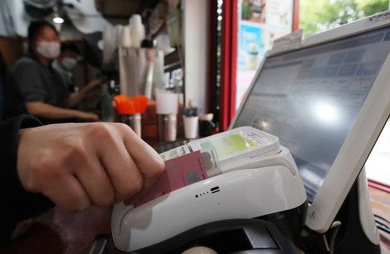 27일 서울 시내 한 커피 전문점에서 카드 결제 하는 모습. 뉴스1