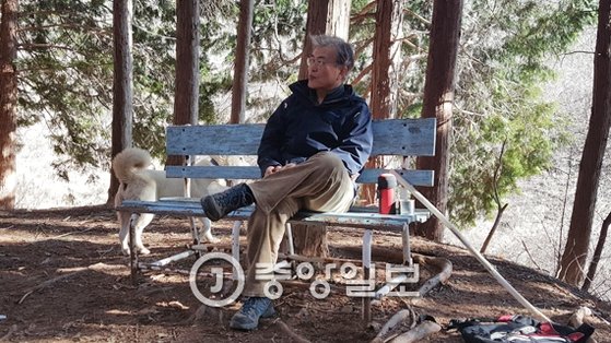 2016년 2월. 당시 야당 대표직에서 물러난 문재인 대통령이 양산 자택 뒷산에서 풍산가 '마루'와 산책을 하고 있다. 강태화 기자