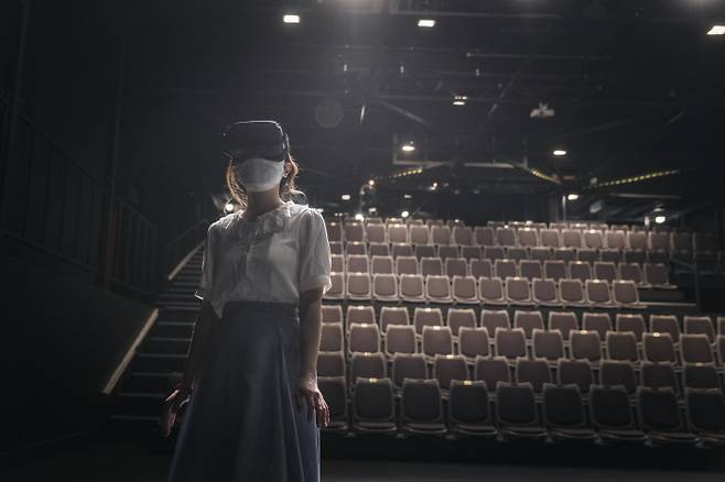 관객은 극장에 홀로 들어가 고글을 쓰고 가상현실(VR) 연극을 보게 된다. 국립극단 제공