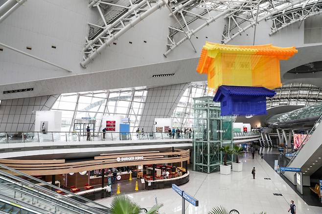 인천공항이 다음달까지 ‘한국국제아트페어 특별 전시’를 연다. 사진은 인천공항 제1교통센터에 마련된 전시장의 모습. /사진=인천국제공항공사