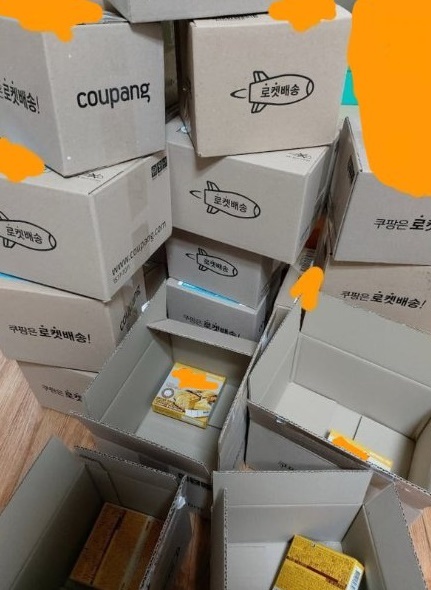 최근 온라인 커뮤니티에 과거 쿠팡 로켓 배송으로 같은 상품 24개를 구매했다가 불편함을 겪은 고객의 사연이 올라왔다. /사진=커뮤니티 캡처