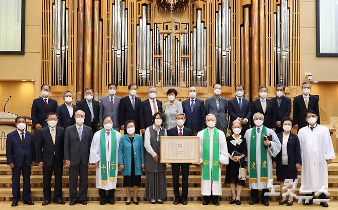 서울 남대문교회(손윤탁 목사)가 26일 장신대 변창욱 교수에게 한국교회 선교운동사를 정립한 공로로 알렌기념상을 수여했다.