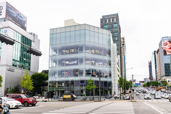 시각장애인을 위한 새로운 현장영상해설 투어 코스의 핵심 공간인 서울 논현동 현대모터스튜디오 서울