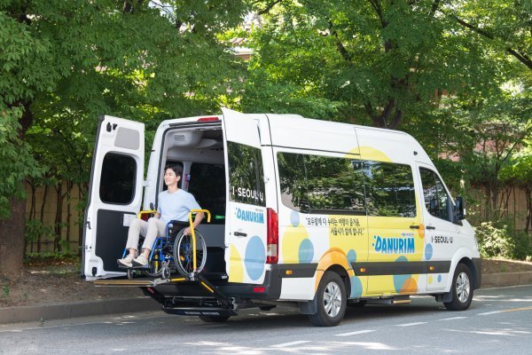서울관광재단에서 이번 현대모터스튜디어 서울 체험 투어 참가자의 이동편의를 위해 왕복으로 제공하는 서울다누림 미니밴. 관광약자를 위해 휠체어 리프틀를 장착한 차량이다.