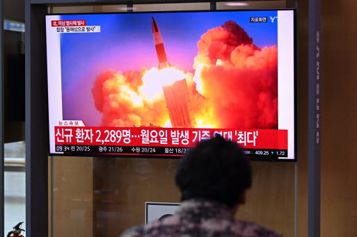 북한이 미사일로 추정되는 발사체를 쏘아올렸던 TV 뉴스를 한 시민이 지켜보고 있다.(사진=AFP)
