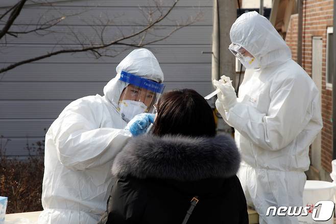 보건소 직원들의 코로나19  검체 채취 모습/뉴스1 © News1