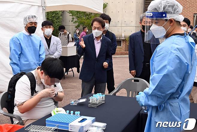 조희연 서울시교육감(가운데)이 28일 오전 '신속 유전자증폭(PCR)' 검사소가 마련된 서울 종로구 동성고등학교를 방문해 검사 과정을 살펴보고 있다. 2021.9.28/뉴스1 © News1 사진공동취재단