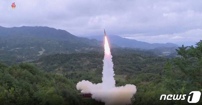 북한이 지난 15일 철도기동미사일연대의 검열 사격훈련을 실시했다. (조선중앙TV 캡처) © 뉴스1