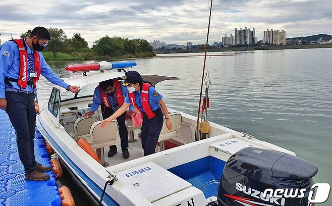 박경순 서장(사진 오른쪽 첫번째)이 여주시 남한강 조종면허시험장을 찾아 현장점검을 하고 있다. (평택해경) © 뉴스1