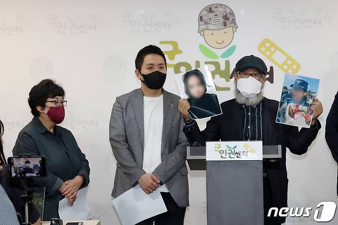 '성추행 피해' 이 중사의 아버지가 28일 군인권센터에서 열린 '공군 성추행 사망사건' 군수사 관련 기자회견에서 딸의 사진을 들고 특검과 진상규명을 촉구하고 있다. 2021.9.28/뉴스1 © News1 박세연 기자