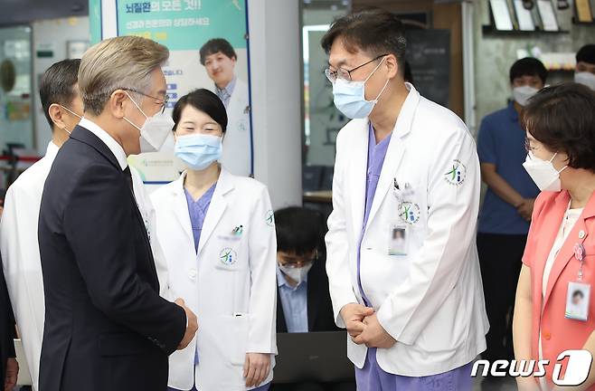 이재명 더불어민주당 대선 예비후보가 28일 오전 인천 동구 인천광역시의료원을 방문해 의료인을 격려하고 있다. 2021.9.28/뉴스1 © News1 임세영 기자