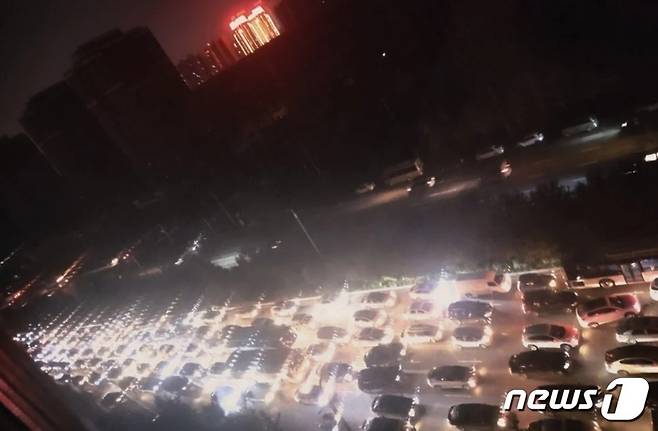 전력난으로 가로등은 물론 신호등도 꺼진 중국의 밤거리.  랴오닝성의 성도 선양의 모습이다. -웨이보 갈무리