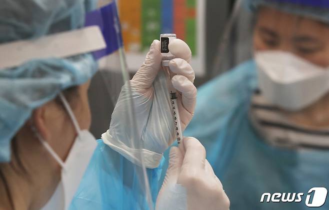 부산 남구에 마련된 예방접종센터에서 의료진들이 화이자 백신을 소분 조제하고 있다. 2021.4.1/뉴스1 © News1 여주연 기자