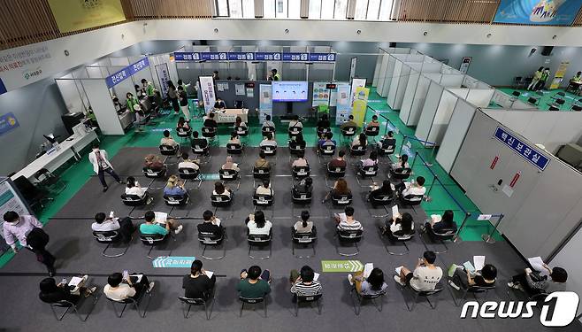 28일 오후 서울 서대문구 북아현문화체육센터에 마련된 신종 코로나바이러스 감염증(코로나19) 백신 예방접종센터를 찾은 시민들이 접종을 마친 후 이상반응 관찰을 위해 대기하고 있다. 방역당국은 신속한 2차 접종 시행을 위해 화이자·모더나 등 mRNA 백신 접종 간격을 단축한다. 2021.9.28/뉴스1 © News1 박세연 기자