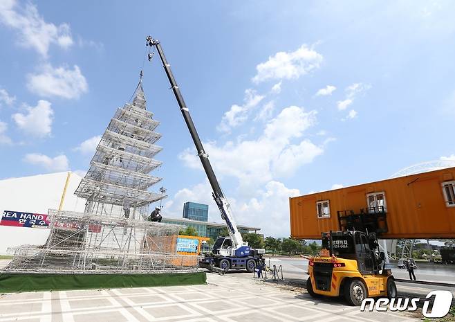 28일 충북 충주시가 전날 경찰의 압수수색과 관련해 정상적 수의계약이 이뤄졌다고 주장했다. 사진은 라이트월드 시설물 철거 모습.(뉴스1 DB)2021.9.28/© 뉴스1