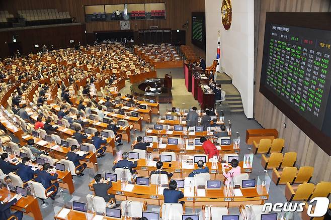 28일 서울 여의도 국회에서 열린 본회의에서 세종시에 국회의사당 분원을 설치하는 내용의 국회법 개정안이 상정돼 표결하고 있다. 2021.9.28/뉴스1 © News1 이동해 기자
