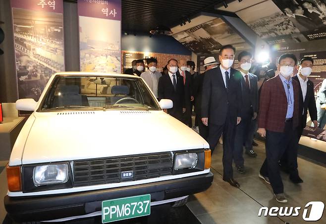 28일 경북 구미에서 열린 박정희대통령역사자료관 개관식에서 이철우 경북지사와 장세용 구미시장, 구자근 국민의힘 의원 등 내빈들이 자료관 내부를 둘러보고 있다. 2021.9.28/뉴스1 © News1 정우용 기자